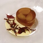 Hérisson d'un jour - 地元産ポワロ―のジビエコンソメゼリー寄せ、ポワロ―のクリームソースと自家製鹿肉サラミ