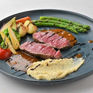 肉の旨味を極めたローストビーフと彩り野菜のグリルプレート