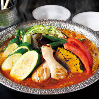 【季節の鍋】骨付き鶏と夏野菜グリルのスープカリー鍋