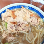 ラーメンひかり - 箸で崩すとフレーク状のチャーシューが解ける仕掛け