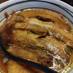 ドライブイン 国界 - チャーシュー麺近影。一口目甘味を感じ、え？。二口目微かに酸味も感じ、え？。で、気がついたら完食し、スープまで飲み干してる笑。優しい味わいでここにしかない癖になりそうな味。また行きます♥