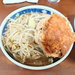 ラーメンひかり - とんでもない量の野菜が入っていて、どうやって麺を潜らせていいのやら( ˙灬˙ก)