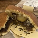 総本家 駿河屋善右衛門 - 総本家•駿河屋善右衛門さんの「どら焼き(一粒栗(あじがさ))」(断面撮影)