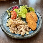 バルバルキッチンアメリ - 週替りランチ：チキンカツ＆豚生姜焼き(¥800) メイン