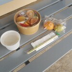 カラダととのう店、Vege小屋。 - ベンチの上で、まかないサラダセット