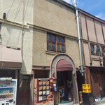 Pizza Verde Matsumoto - 店頭に冷凍ピッツァ自販機&薪釜の煙突が垂直にのびます