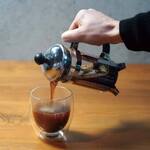 ハニー珈琲 - ドリンク写真:フレンチプレスでの抽出