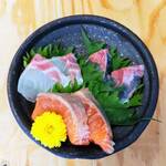 はまさき村 - 刺身の盛り合わせ（小）「サーモン・タイ・カンパチ」