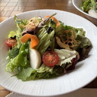 TRATTORIA PIZZERIA 207 渋谷店 - 大きなお皿のサラダ
