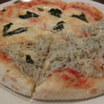 カネ保水産 - ハーフ＆ハーフのピザ