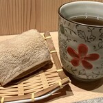 鰻家 - おしぼりとお茶の湯呑の演出も和ませてくれます*ˊᵕˋ*✨