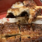 鰻家 - この肉厚捌きたてを時間を掛けて焼いてタレ漬けしてまた焼いて✩⋆*॰¨̮⋆｡˚脂が乗ってます(///ω///)ﾎﾞｯ✨
      先ずはそのまま✨追いタレ無しで十分美味しく戴けます՞⸝⸝ᵒ̴̶̷  ᵒ̴̶̷⸝⸝՞✨
