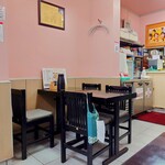 味楽 - 店内中央のテーブル。