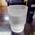 味楽 - 着席後すぐに提供してくれる、冷たいお水。