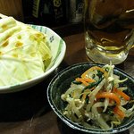 炭火やきとり 一兵衛 - お通しとキャベツ
