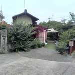 山越うどん - 右側の小路から注文口へ進む