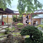 山越うどん - 中庭でもうどんが食べられる