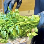 ZEN ROOM - ミナリ（セリ）の香りをお肉に移します