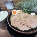 横浜家系ラーメン なるは家 - 料理写真: