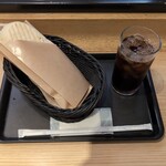 BECK'S COFFEE SHOP - ドリンク写真:ハムタマゴセット 窓際にはコンセント