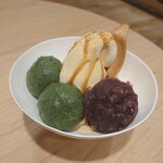 京らく製あん所 - 黒蜜きなこソフト(よもぎ団子添え)825円✨ミルキーなソフトに極上のあん、蔵王山麓で採れたよもぎ使用らしいお団子も とても美味しい♪この器が紙っぽく使い捨てなのがすごい！