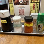 なかの食鶏 - 卓上の調味料（醤油、塩、コチュジャン粉、山椒）