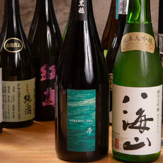 全国各地の名酒揃い◆常時70種の日本酒を楽しめる
