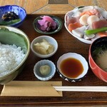 悠林館 - 刺身の下にふろふき大根があるの。ご飯、中盛りにしました。