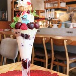 カフェ・ド・リオン パレット - 【2025.06】空輸アメリカンチェリーのパフェ(税込2,838円)
