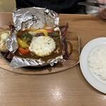 ココス - 夏野菜とチーズのカレー包み焼きハンバーグ！