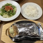 ココス - 濃厚ビーフシチューの包み焼きハンバーグステーキと彩野菜のグリーンサラダ