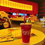 USシネマパルナ稲敷 - ロビーで上映時間まで待機。