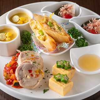 旬食材と繊細な技術を用いて調理した、多彩な逸品料理は絶品