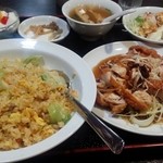 Chuukaryourikoufuku - 鶏肉の唐揚げピリ辛ソース
                      カニレタスチャーハン