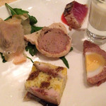 ポンテローザ トーキョー - メカジキ燻製、パテ、ブリのカルパッチョ、ミートローフ