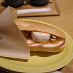コーヒーロースタリーメグロ - バインミーノのリンゴカマンベール