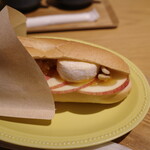 コーヒーロースタリーメグロ - バインミーノのリンゴカマンベール