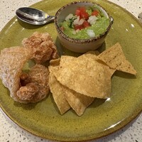 FONDA MEXICANA New York 銀座店 - 左のは豚の脂の素揚げ　カリカリ食感でおいしい！