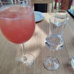 「ミシュカ」キッチン＆バー - クラフトラズベリーシロップソーダがさっぱり美味しい。