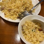 中国料理 三鶴 - チャーハン　毛沢東スペアリブのパウダーを混ぜていただきました