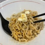 らーめん かねかつ - 底にあるガリバタをよく溶かすと麺にコクと風味がプラスされます