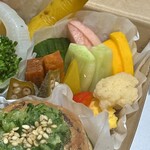 atelier C - original vegan food box(\2,000)　御漬物　味噌漬：人参　梅酢漬：小蕪 カリフラワー パプリカ ズッキーニ 塩麹漬：大根 ブロッコリー茎 梅醤油漬：オクラ