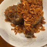 中国料理 三鶴 - 毛沢東スペアリブ　2本がデフォ，三人なので一本追加した一人前