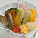 atelier C - original vegan food box(\2,000)　御漬物　味噌漬：人参　梅酢漬：小蕪 カリフラワー パプリカ ズッキーニ 塩麹漬：大根 ブロッコリー茎 梅醤油漬：オクラ