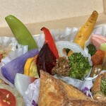 atelier C - original vegan food box(\2,000)　季節野菜の蒸し物 ミニ人参 パプリカ オクラ ズッキーニ 紫大根 小蕪 ビーツ スナップエンドウ 蓮根 レッドムーン ブロッコリー 行者にんにく＆ピーナッツ味噌