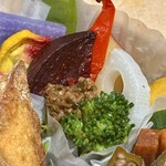 atelier C - original vegan food box(\2,000)　季節野菜の蒸し物 ミニ人参 パプリカ オクラ ズッキーニ 紫大根 小蕪 ビーツ スナップエンドウ 蓮根 レッドムーン ブロッコリー 行者にんにく＆ピーナッツ味噌