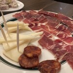 スペイン食堂 ラ・ファローラ - 生ハム&サラミ&チーズ盛り合わせ