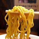 さっぽろ純連 - 黄色い玉子麺は森住製麺の縮れ中太麺。
コシとキレがありのど越しが心地良い。