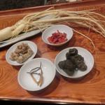 久壷庵 - ＜2014年9月＞食材を見せて下さいました。朝鮮人参、冬虫夏草、田七人参２種、クコの実