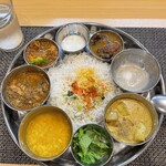 スパイス料理ナッラマナム - ４種盛全体　大根スープを飲み干してから慌てて撮影